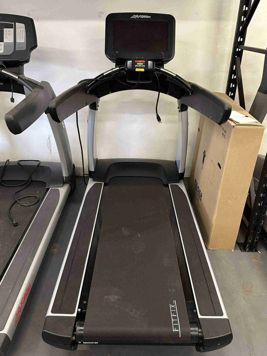 Life Fitness Discover SE 95T Elevation Treadmill (Reconditioned))